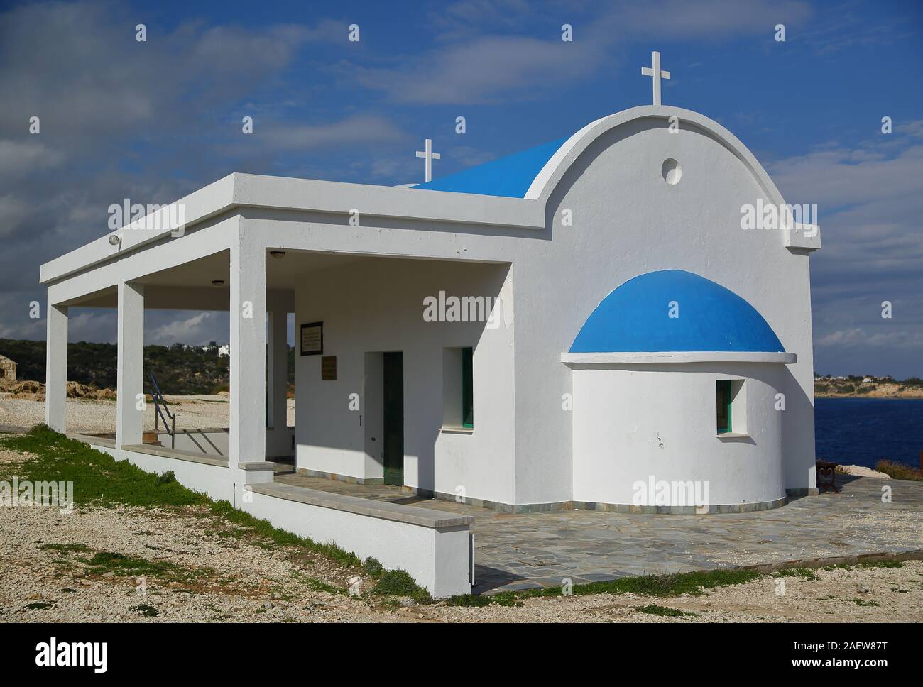 Skyline con il bianco chiesa greco ortodossa, dipinte di bianco, ble parte superiore della cupola, sulla costa di Cipro, senza le persone. Foto Stock