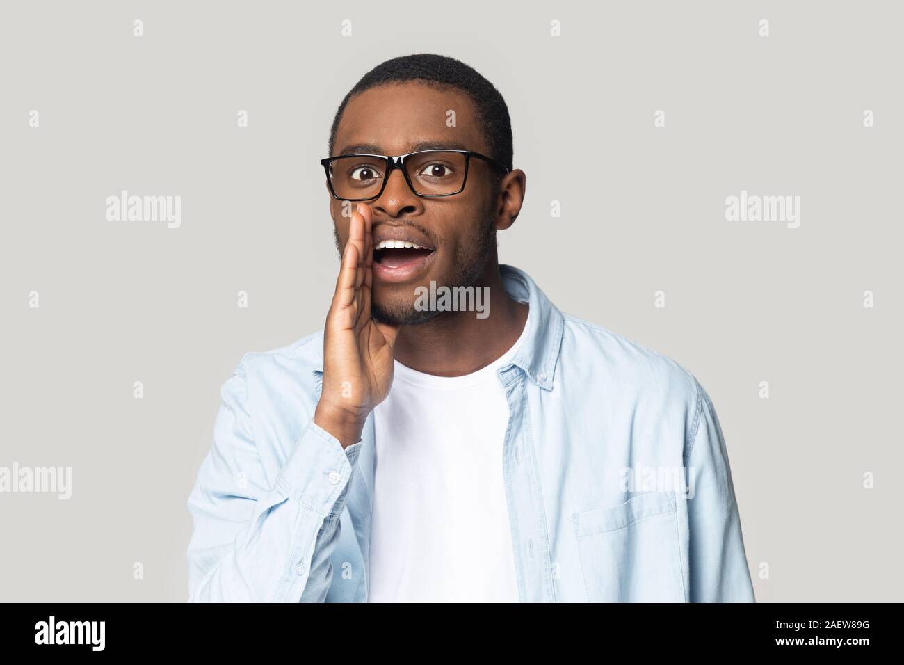 Giovani misterioso americano africano uomo raccontava segreto, whispering gossip. Foto Stock