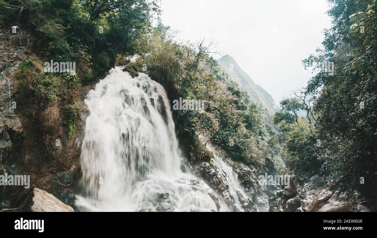 Bella Tien Sa acqua caduta in Cat Cat village SAPA, Vietnam. Foto Stock