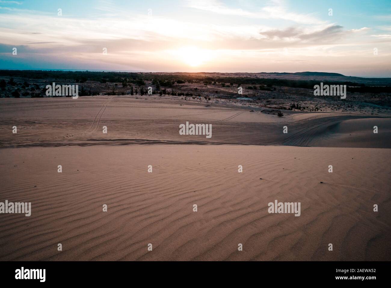 Splendido paesaggio del deserto asiatico dall'aria. Alba sulle dune di sabbia di MUI ne Vietnam. Tramonto oltre l'orizzonte Foto Stock