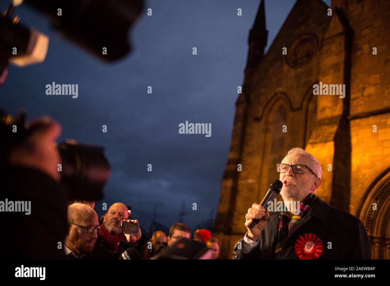 Glasgow, Regno Unito, 11 dicembre 2019. Leader del partito laburista Jeremy Corbyn, accompagnato da Richard Leonard, leader della Scottish Labour Party, campagne presso la storica Govan Croce, a Glasgow, il giorno prima che la nazione va alle urne nel 2019 elezione generale. Credito: Jeremy Sutton-Hibbert/Alamy Live News. Foto Stock