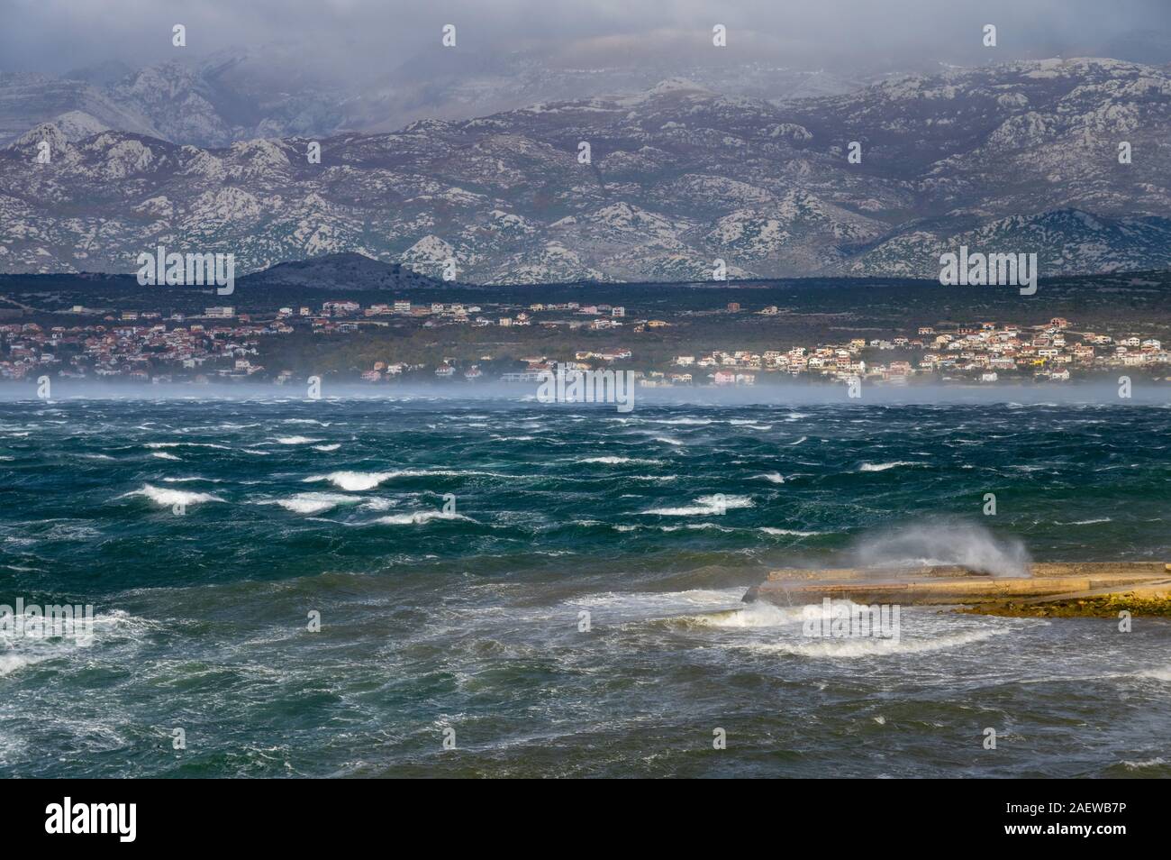 Inverno a Cittanova, con forte vento Bura Foto Stock