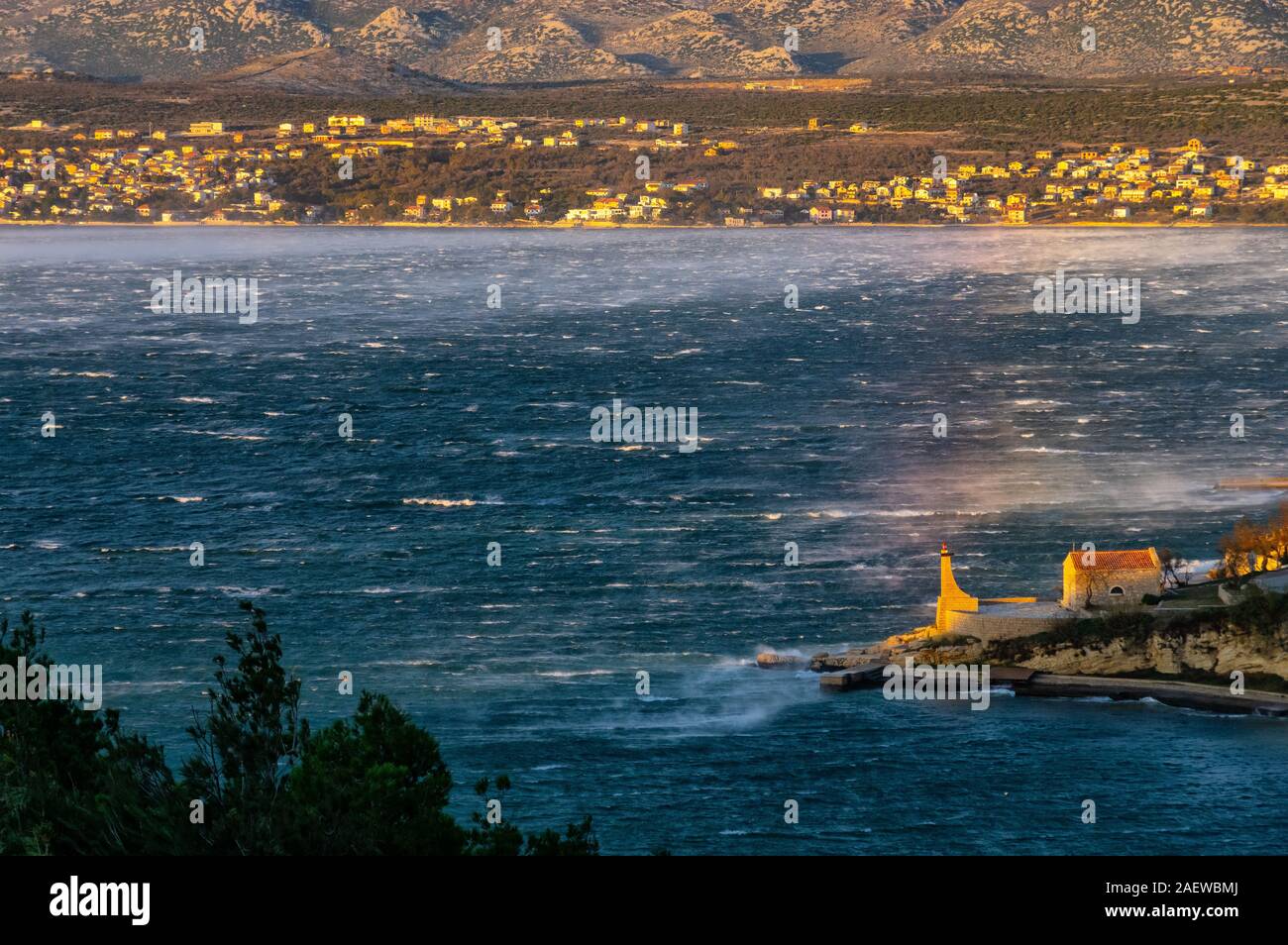 Inverno a Cittanova, con forte vento Bura Foto Stock