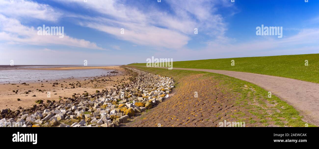 Una diga lungo il mare di Wadden costa dell'isola olandese di Terschelling. Foto Stock