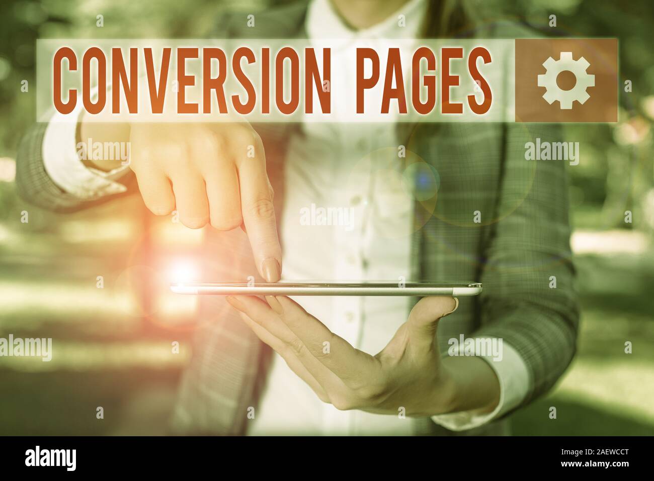 La grafia la scrittura di testo pagine di conversione. Foto concettuale viene visualizzato in risposta al clic su un motore di ricerca esterno con scena business donna detiene Foto Stock