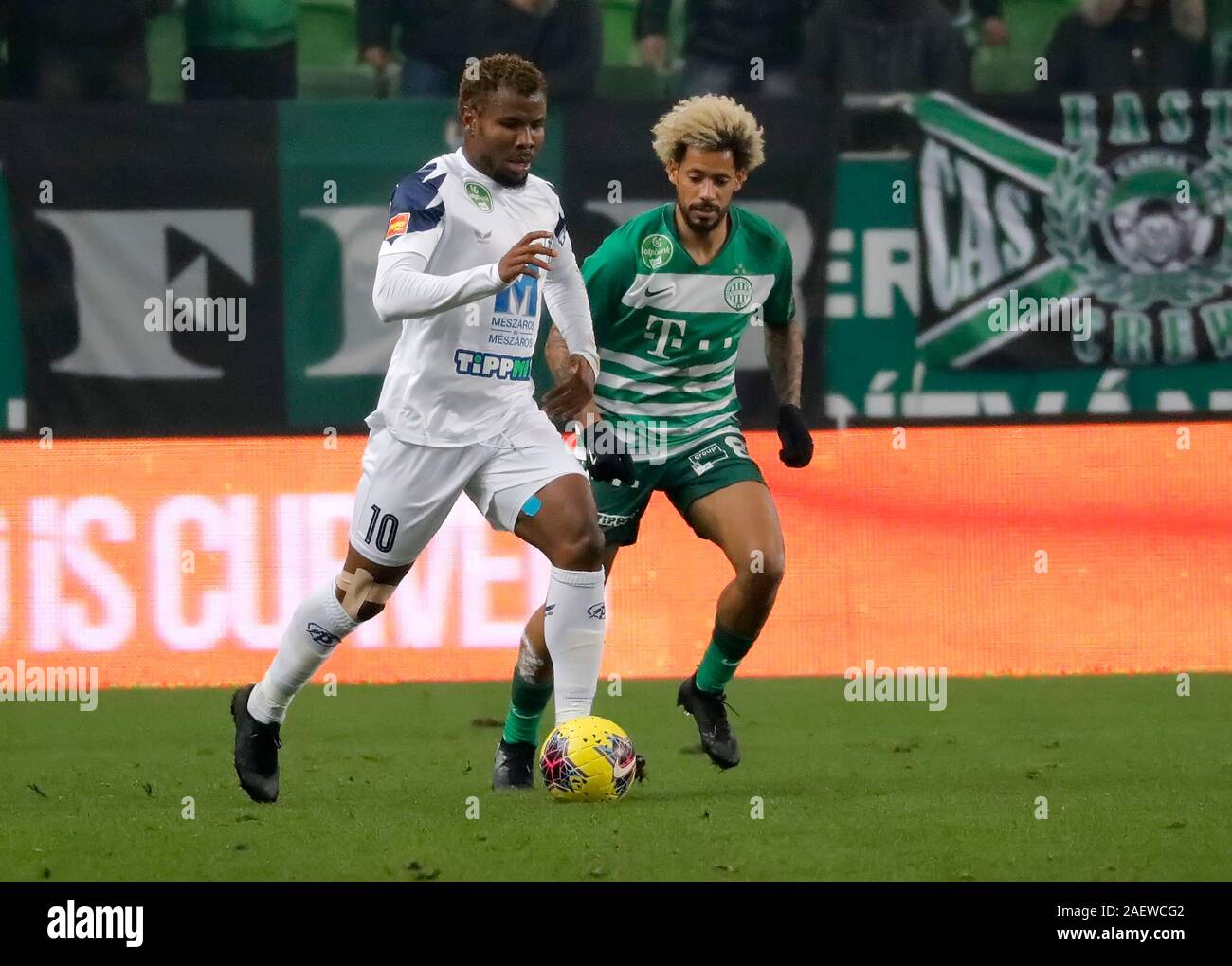 BUDAPEST, Ungheria - 8 dicembre: (l-r) Ezechiele Henty di Puskas Akademia FC compete per la sfera con Isael da Silva Barbosa di Ferencvarosi TC durante l'Ungherese Banca OTP Liga match tra Ferencvarosi TC e Puskas Akademia FC a Groupama Arena sul dicembre 8, 2019 a Budapest, Ungheria. Foto Stock