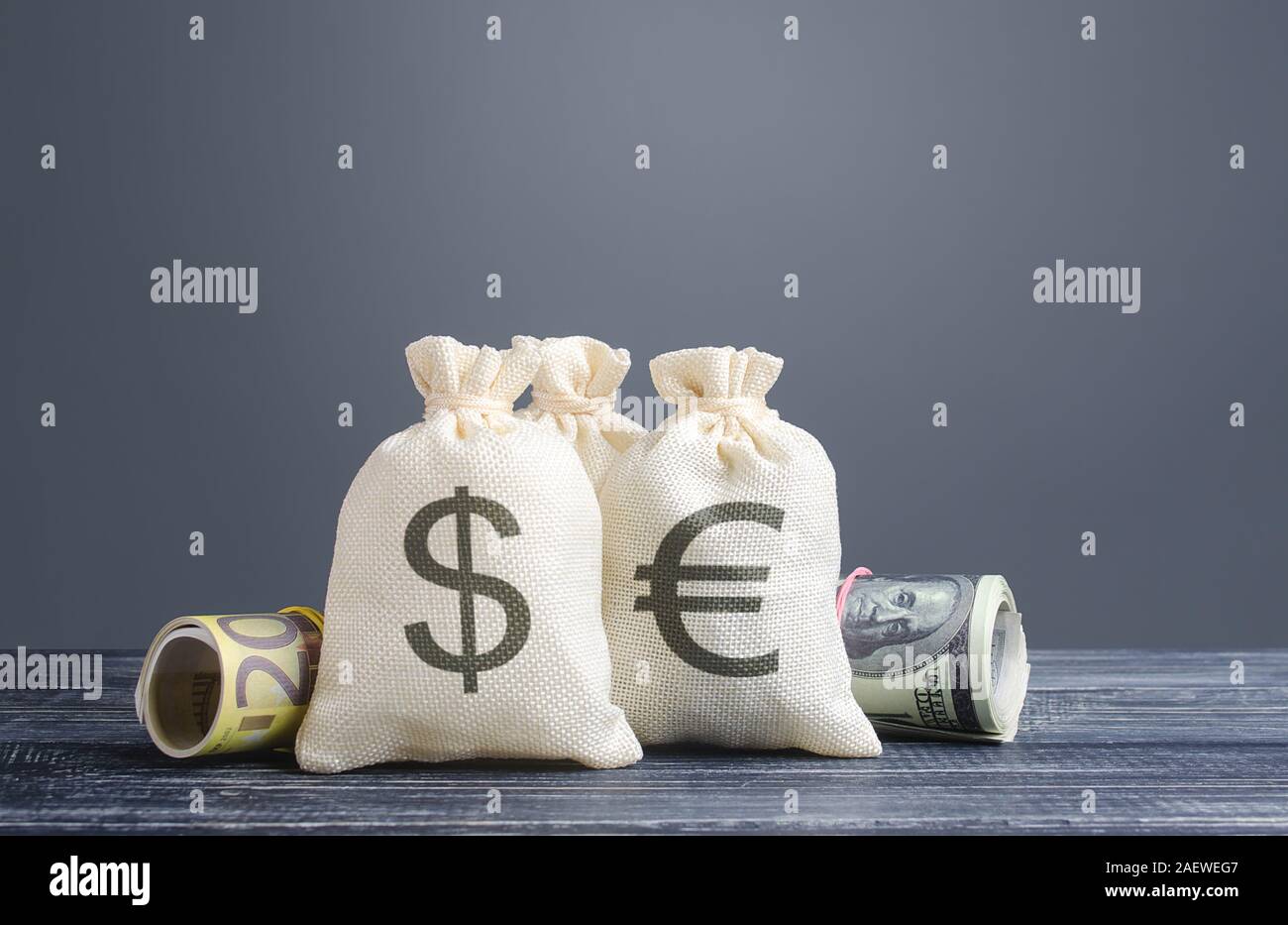 Sacchi di denaro e valute del mondo. Gli investimenti di capitale, risparmio. Economia, attività di concessione di prestiti. Reddito di profitto, dividendi vincite. Startup Crowdfunding inv Foto Stock