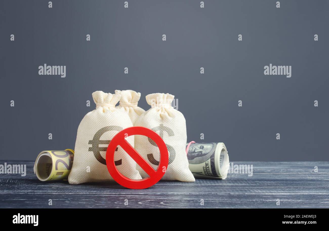 Sacchi di denaro e simbolo di divieto rosso n. Esportazione di capitali restrizioni di efflusso. Sanzioni. Leggi di regolamentazione nel settore finanziario. Dedollarization, di Foto Stock