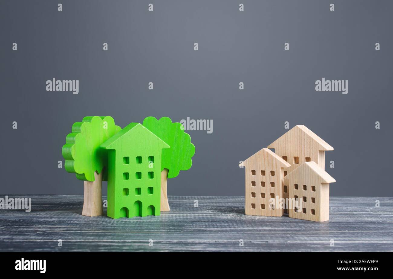 Casa verde con alberi e ordinari edifici residenziali. L'efficienza energetica, la redditività in manutenzione. Zero emissioni di carbonio, conservazione, energ Foto Stock