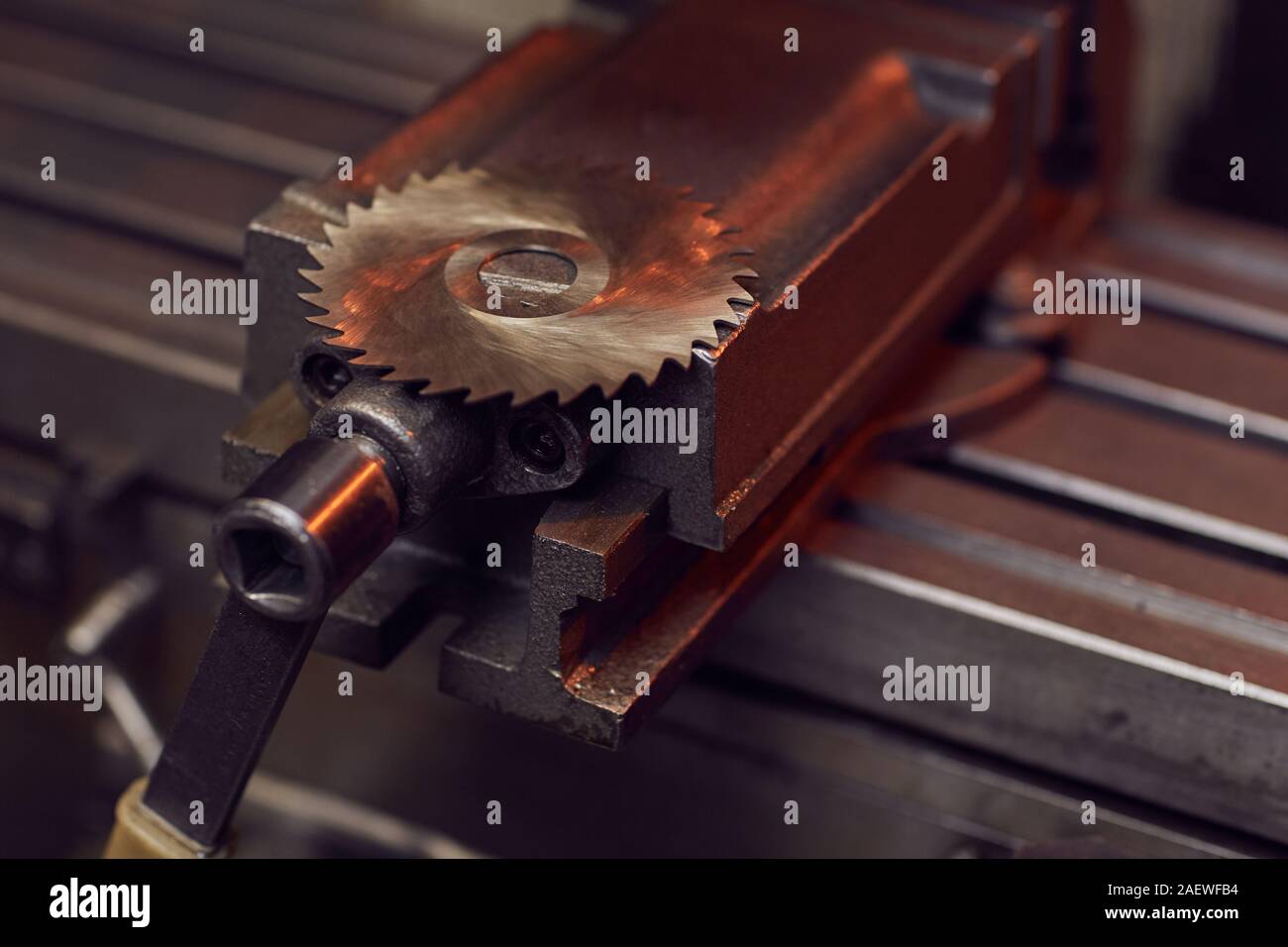 Close-up del disco per smerigliatrice giacente sul tornio in pianta Foto Stock