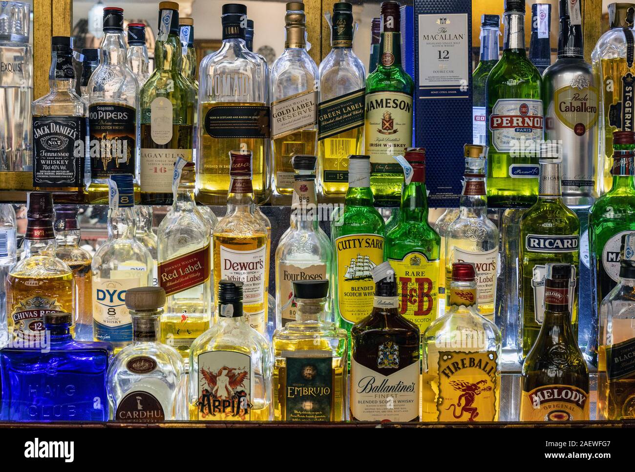 Collezione di bottiglie di whisky dietro un bar. Foto Stock