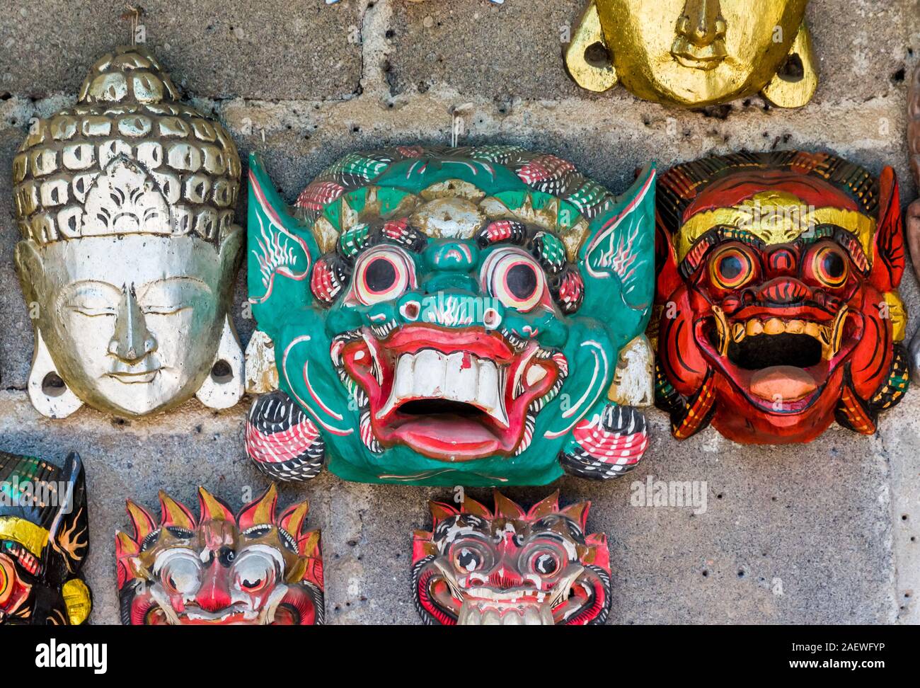 Il tradizionale design Balinese maschere presso un negozio di souvenir nel villaggio di Tenganan, Indonesia Foto Stock