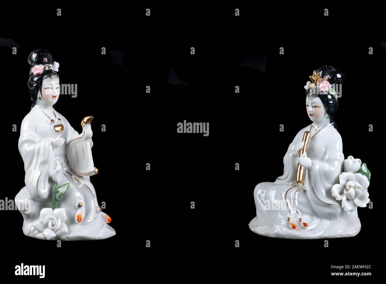 Due figurine di geisha seduta la riproduzione di porcellana sfondo nero Foto Stock