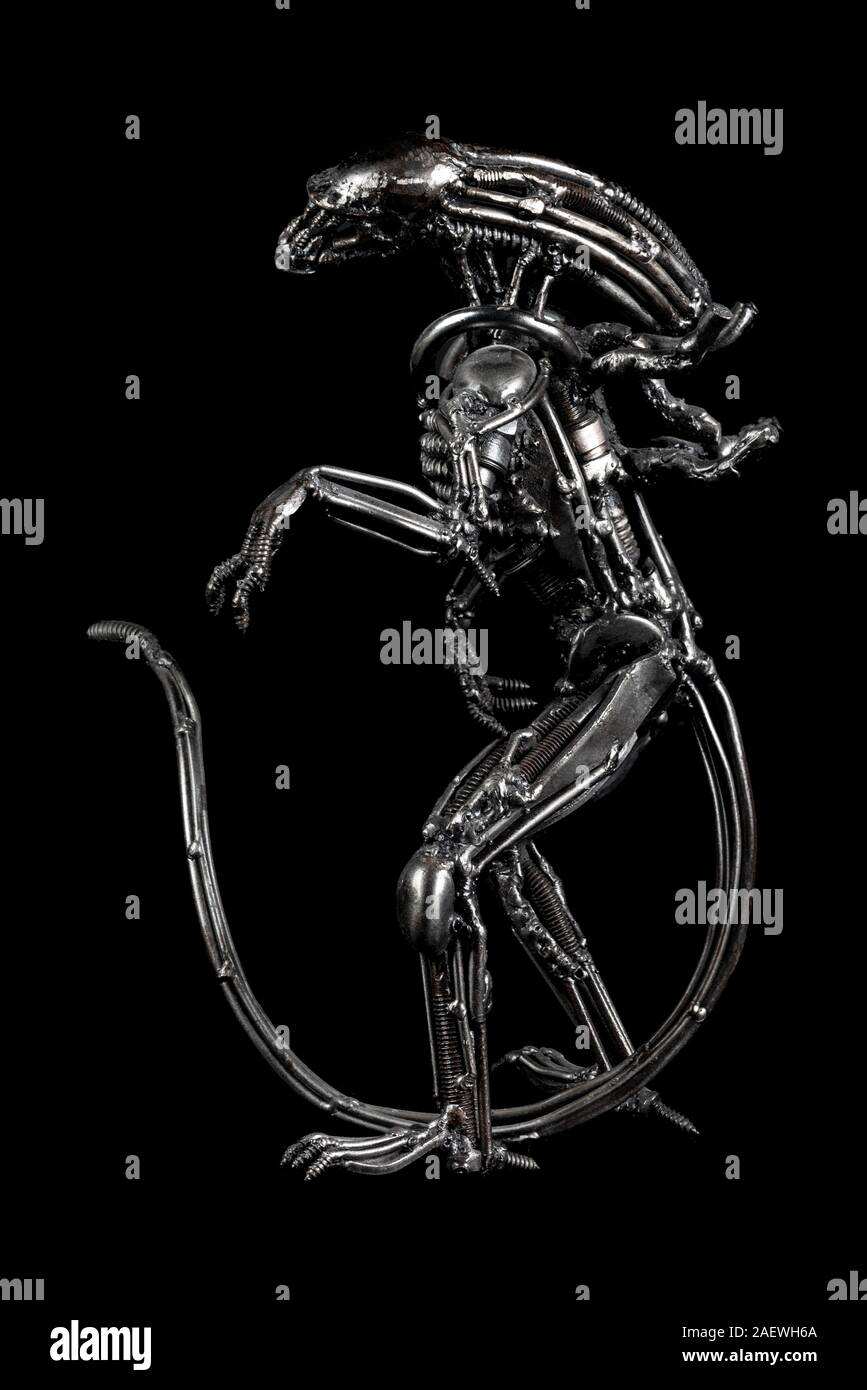 Melal monster figura di alien steampunk su sfondo nero Foto Stock