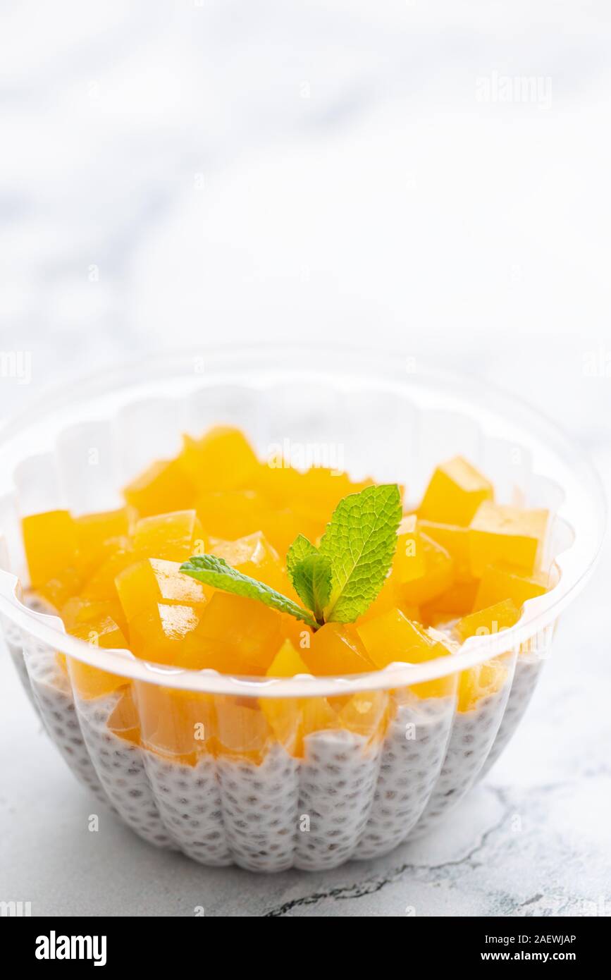 Di mango semi chai dessert in una ciotola mable sfondo Foto Stock