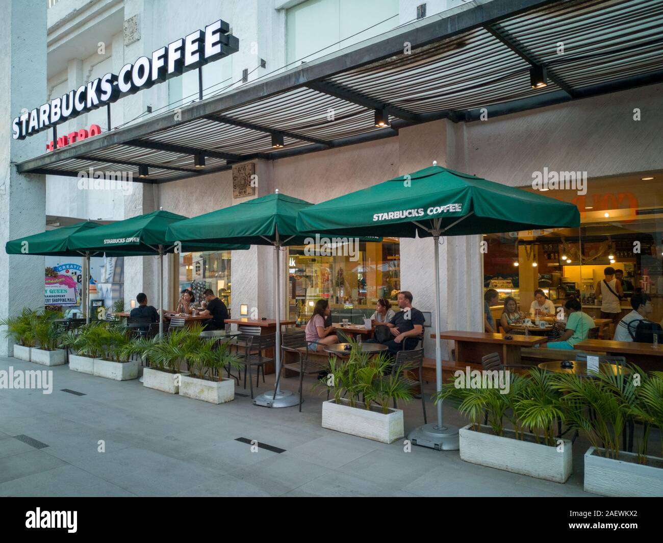 Kuta Bali in Indonesia - Dicembre 2018: Starbucks coffe shop esterno Foto Stock