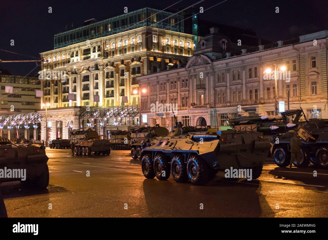 Militare russo BTR-80 i veicoli, le strade di Mosca di notte, esercito parade, Russia Foto Stock