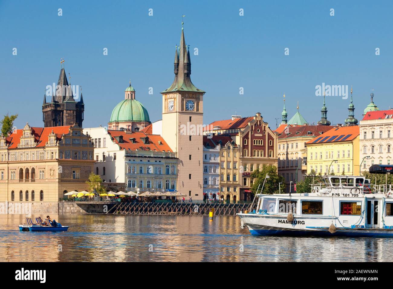 Praga - Novotneho Lavka, smetanovo museum, le torri della città vecchia e barche Foto Stock