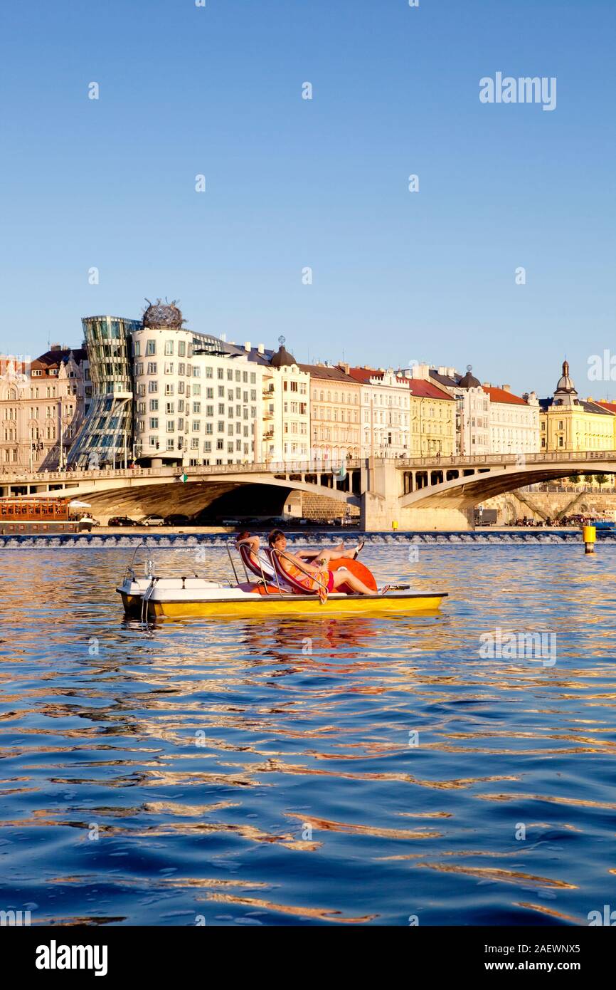 Praga, Repubblica ceca - La Casa danzante, il ponte Jiraskuv e pedalò sul fiume Moldava Foto Stock