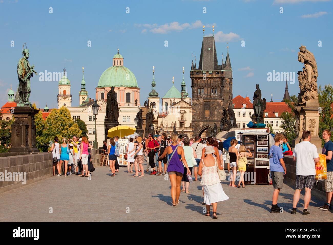 Repubblica cezch, Praga - i turisti sul Ponte Carlo Foto Stock