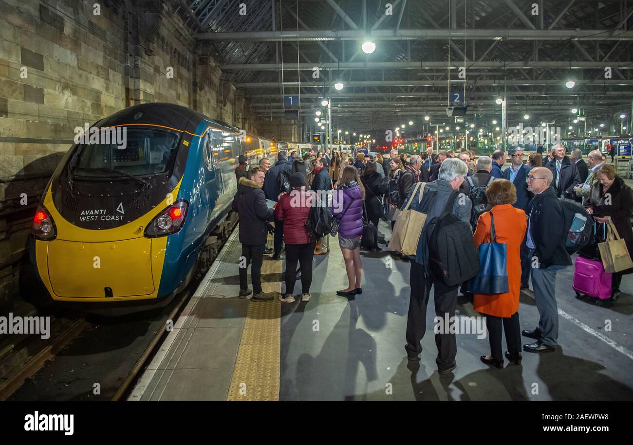 Primo Avanti West Coast treno per arrivare a Glasgow Central Staton che ha viaggiato da Londra. Foto Stock