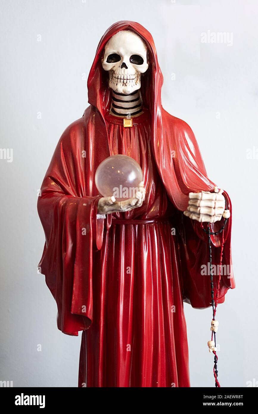 SANTA MUERTE. Una statua del santo di morte in un tempio di casa nel Queens a New York. Un abito rosso simboleggia la passione e questioni di cuore. Foto Stock