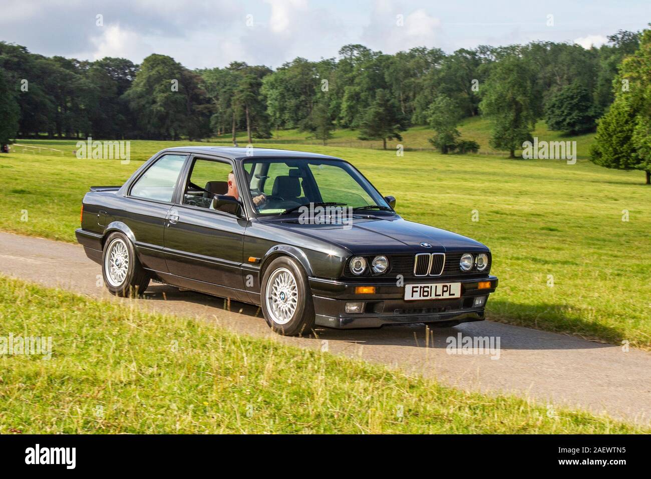 BMW 3251 se nera anni '1988 80; vetture classiche, storiche, amate, vecchi tempi, veterano d'epoca restaurati da collezione, veicoli di un tempo che arrivano per lo storico evento automobilistico Mark Woodward a Leighton Hall, Carnforth, Regno Unito Foto Stock