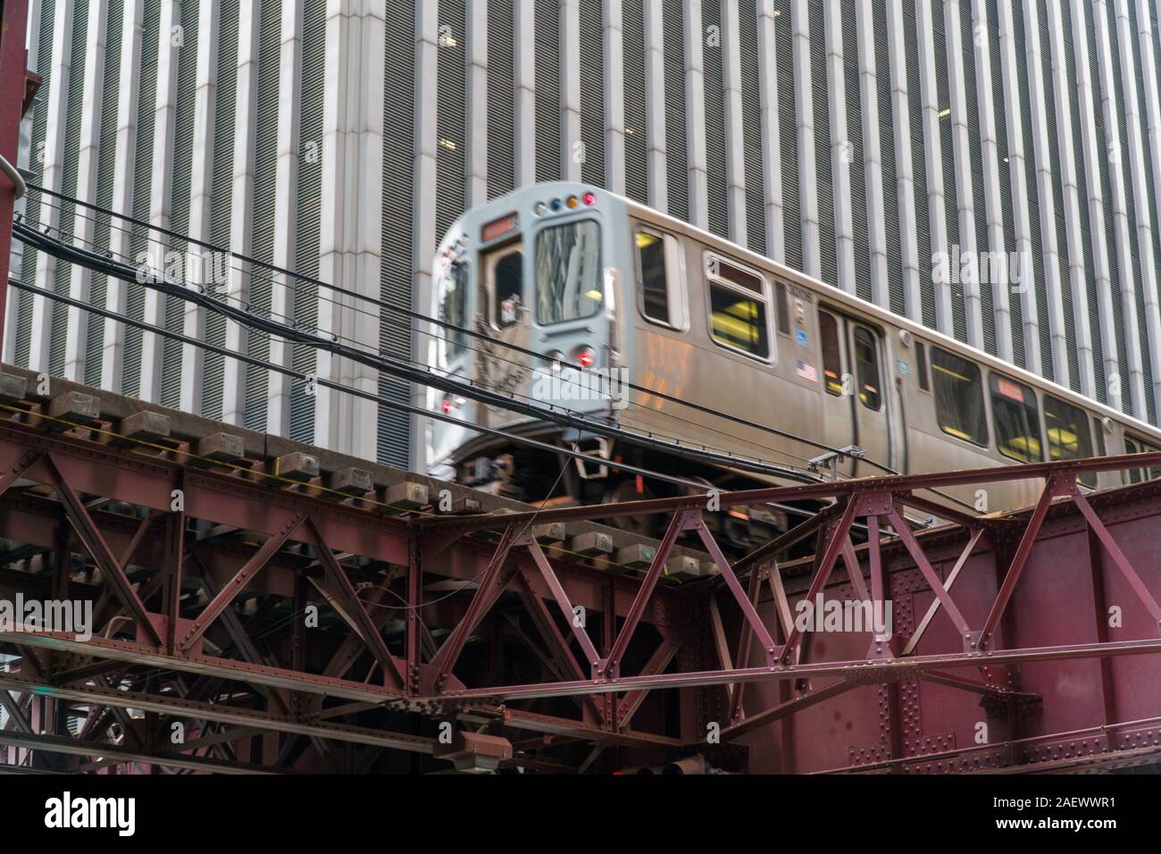 Il giorno che istituisce il colpo di Chicago L treno passa dal centro cittadino di edificio per uffici sulle vie aeree elevate carreggiata. Foto Stock