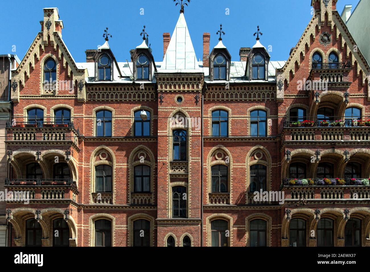 Facciata di un bel palazzo in stile Art Nouveau a Riga Foto Stock