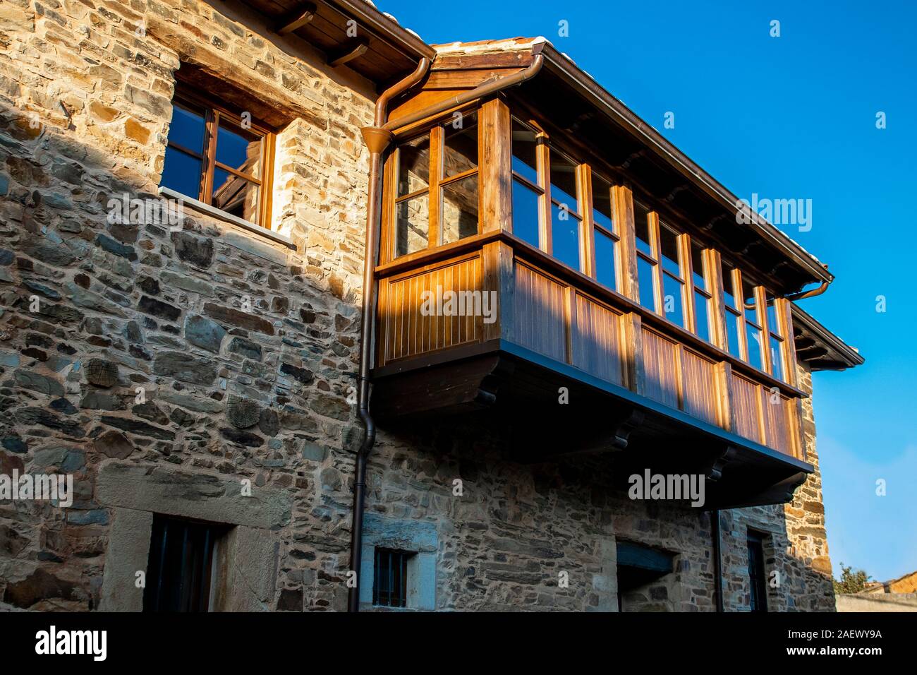 Corridoio di legno casa tipica della Val de San Lorenzo. Leon, Spagna Foto Stock