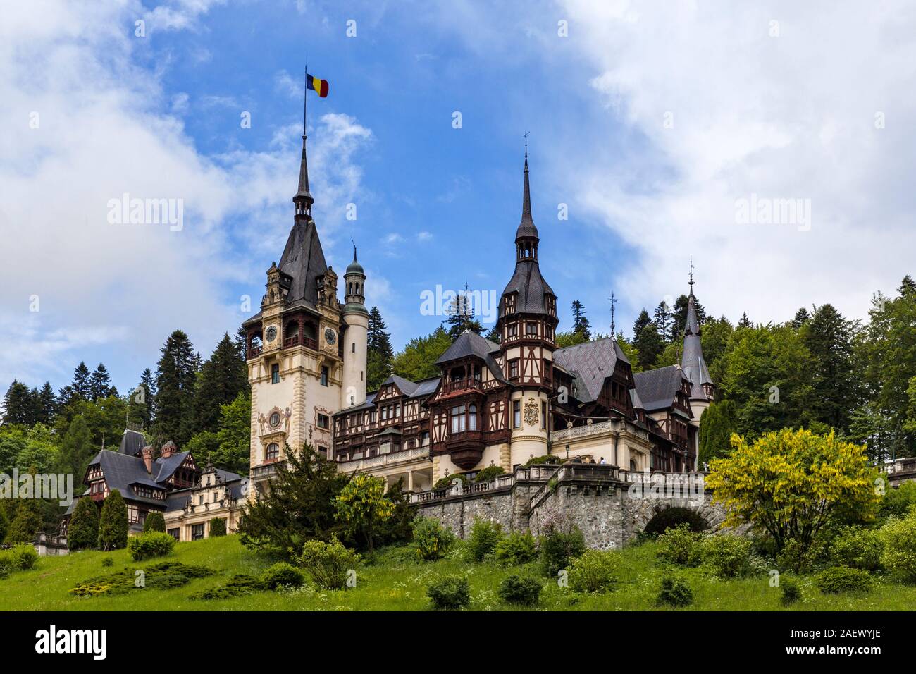 Il Castello di Peles in Sinaia su una luminosa giornata estiva con cielo blu Foto Stock