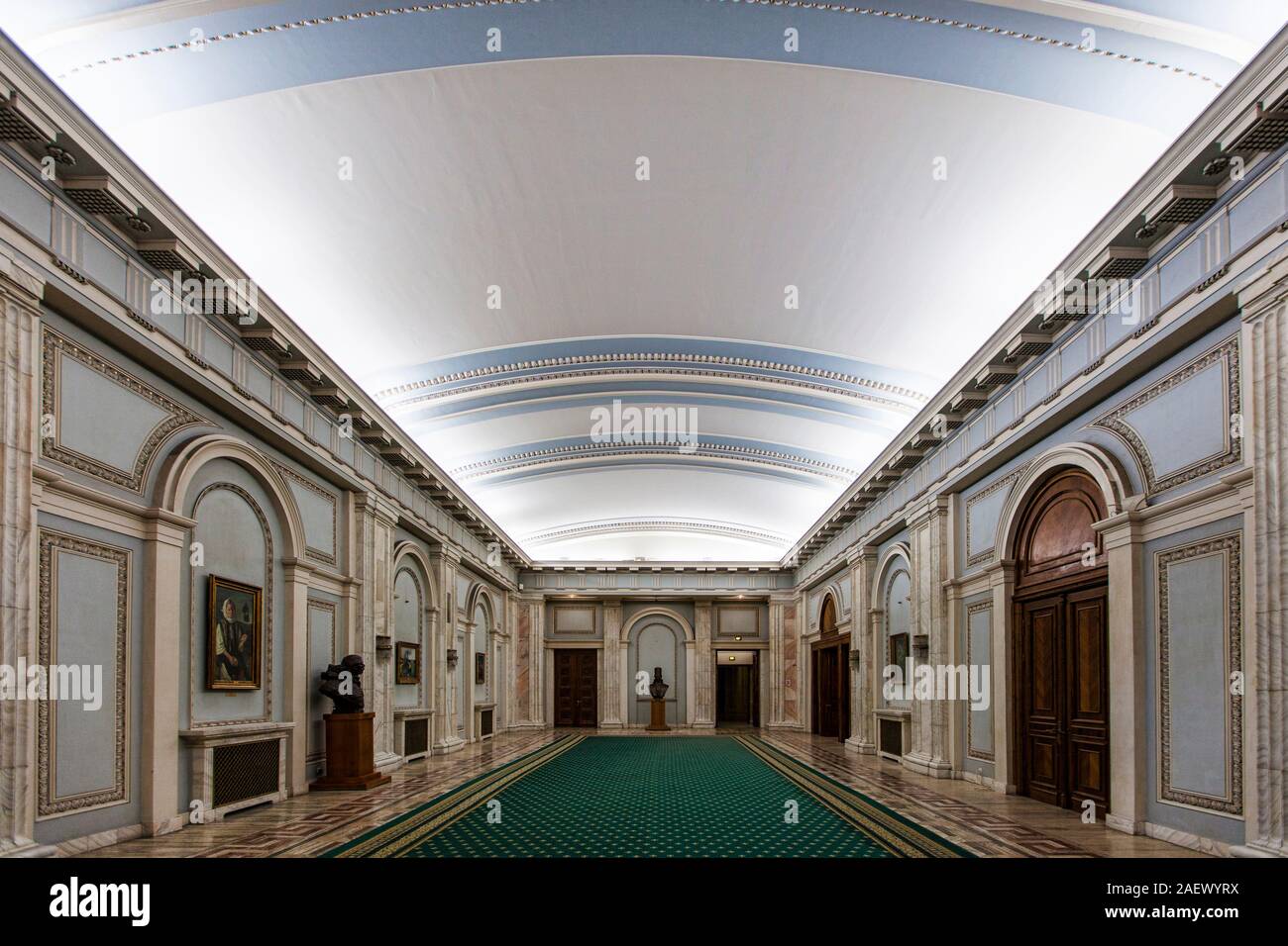 Maestose colonne lungo il corridoio Sala nel palazzo del parlamento rumeno Foto Stock