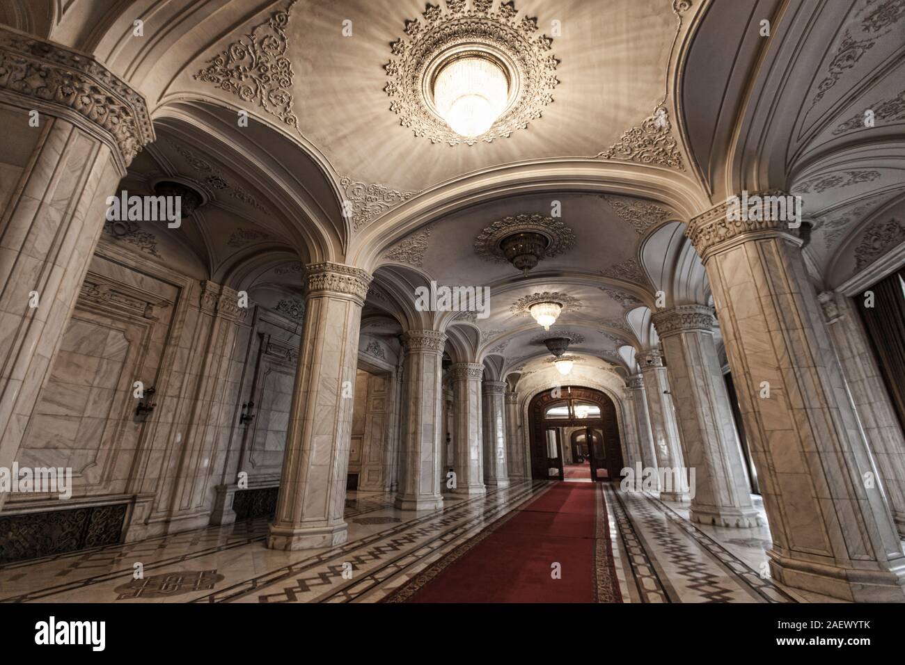 Maestose colonne lungo il corridoio Sala nel palazzo del parlamento rumeno Foto Stock