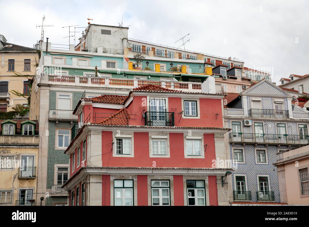 Luminose edifici residenziali a Lisbona vicino a Cais do Sodre, Portogallo Foto Stock