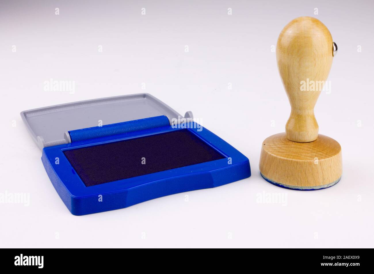 Un round timbro di gomma con manico in legno con apertura di timbro blu pad Foto Stock