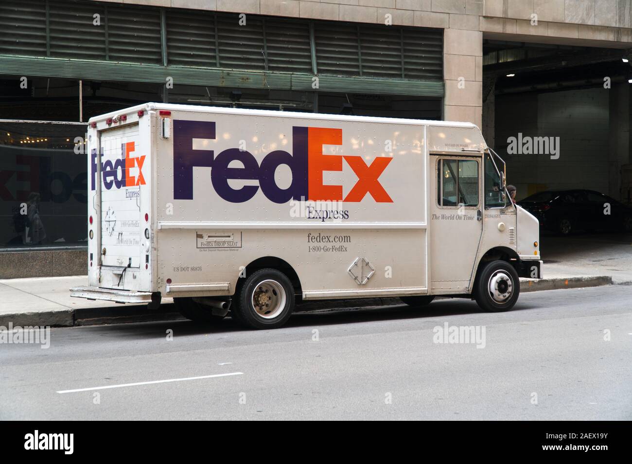 Chicago, Stati Uniti d'America - Circa 2019: Fedex Express carrello parcheggiato sulla strada della città che effettua consegne di edifici per uffici Foto Stock