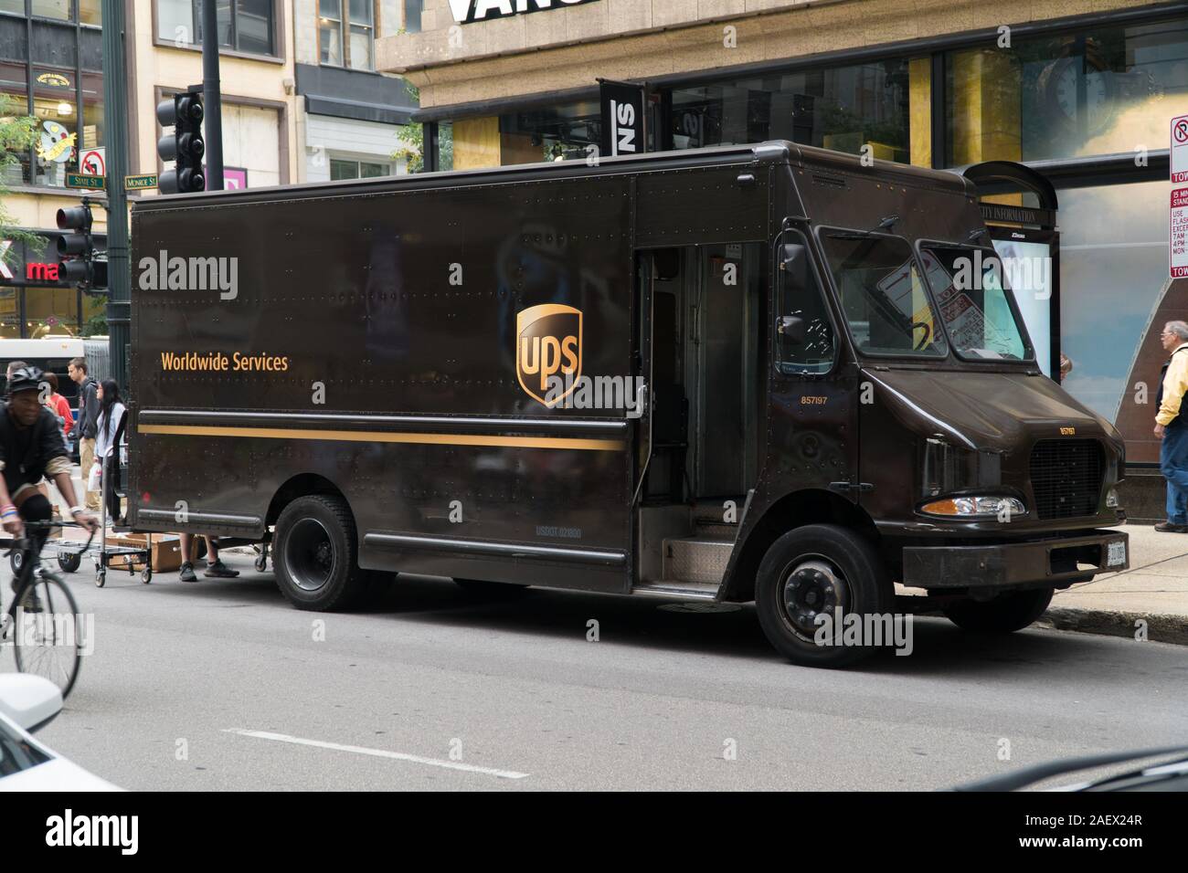 Chicago, Stati Uniti d'America - Circa 2019: United Parcel Service UPS famoso logo marrone carrello parcheggiato su una strada di città offrono un pacchetto di aziende locali e di residenza Foto Stock