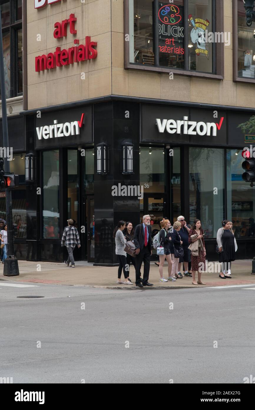 Chicago, Stati Uniti d'America - Circa 2019: Verizon Wireless store sulla trafficata città angolo di strada durante il giorno Foto Stock