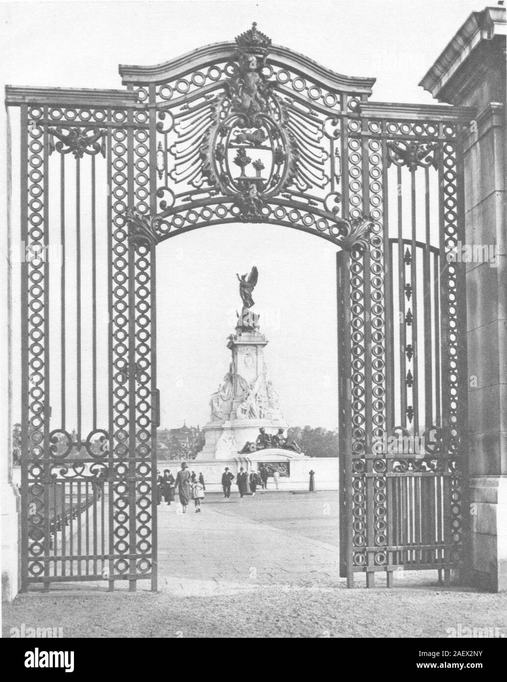 BUCKINGHAM PALACE.i cancelli in ferro battuto. 1913 restauro 1926 old vintage print Foto Stock