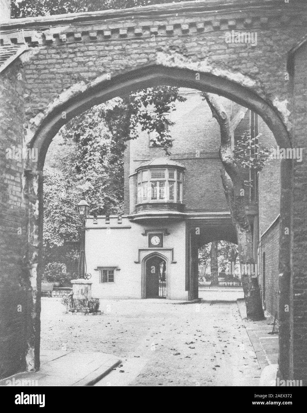 Londra. Nel cortile di entrata e il gateway della Certosa 1926 antica stampa Foto Stock