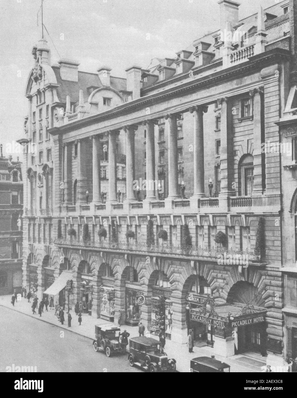 Londra. Sud davanti al Piccadilly hotel, eretto nel 1908. Meridien 1926 Foto Stock