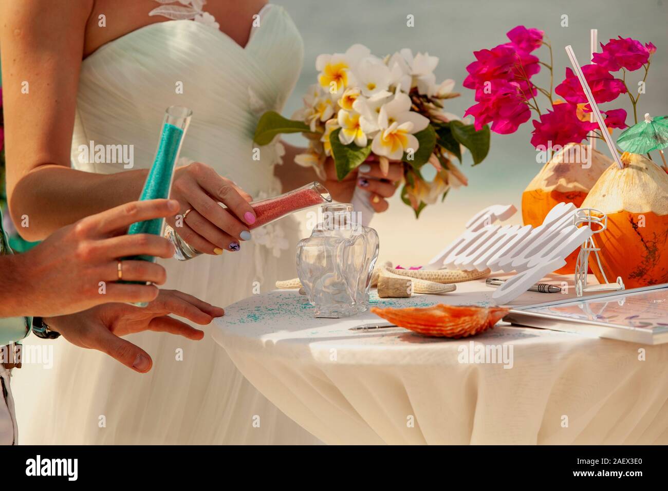 Kit di accessori per un matrimonio sulla spiaggia. Decorate noci di cocco,  bouquet nuziale con neroli, certificato di matrimonio e il guscio per gli  anelli sul tavolo. Abbiamo Foto stock - Alamy