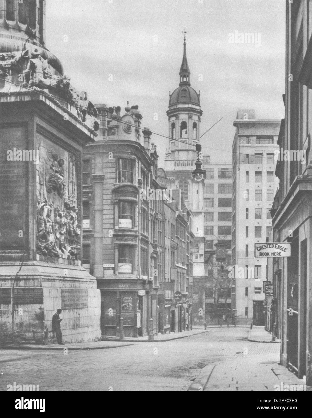 Londra. Alla base del monumento sul pesce Street Hill 1926 old vintage print Foto Stock