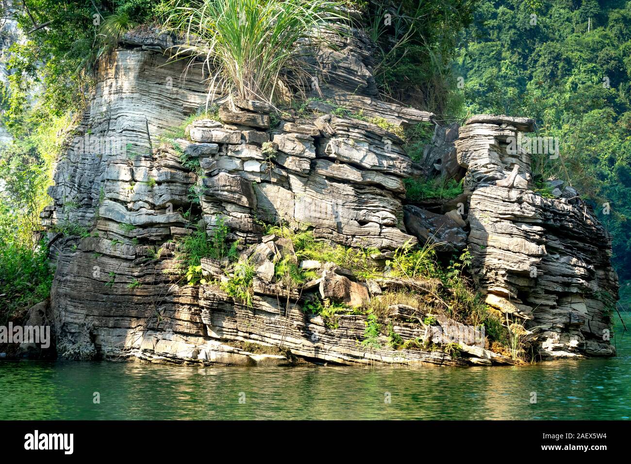 Foto della struttura geologica della strato di calcare in Na appendere il lago in Tuyen Quang provincia, Vietnam. Questo lago naturale ha un acquerello di blu. Si trova Foto Stock