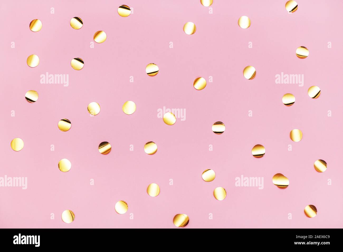 Metallizzato oro confetti sul rosa pastello sfondo. Vista dall'alto Foto  stock - Alamy