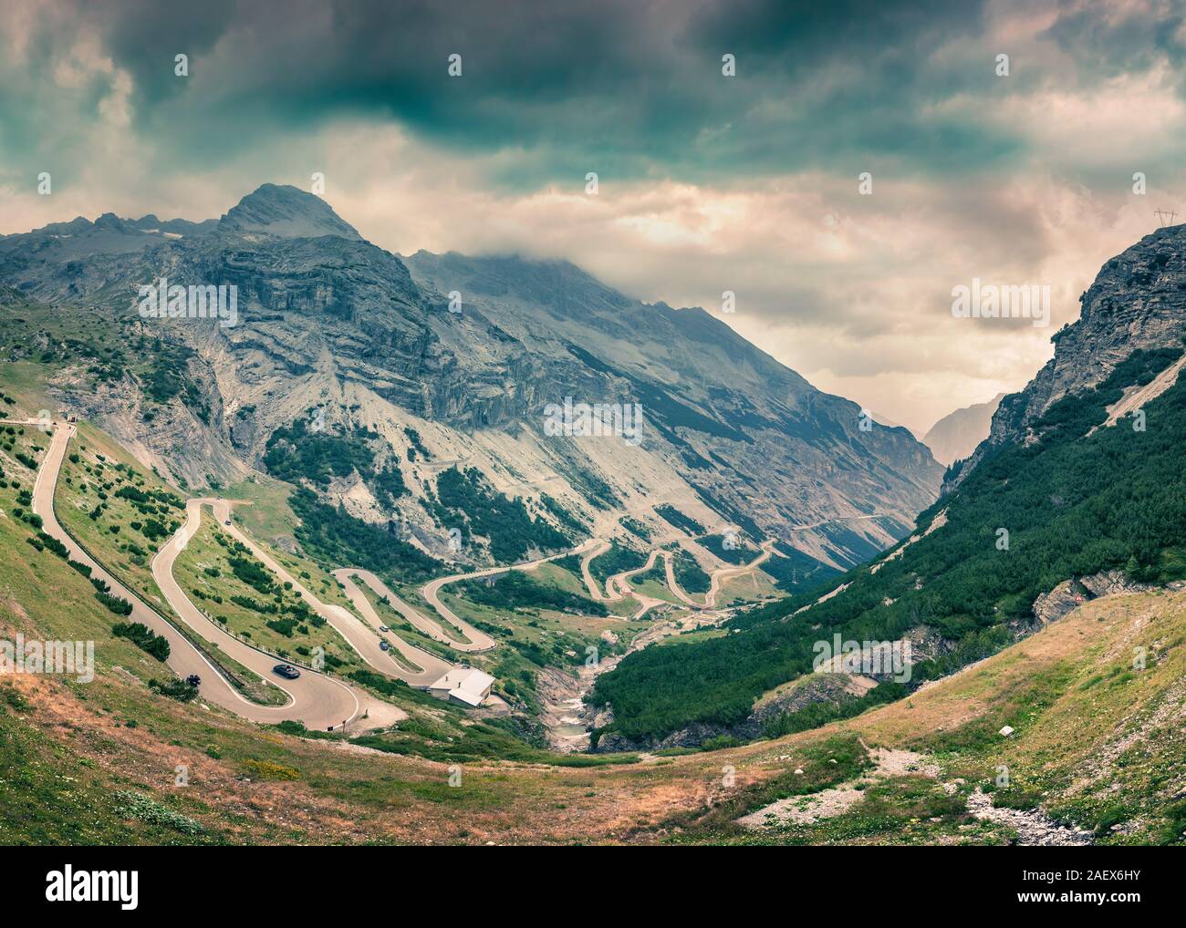 Vista dalla cima del famoso Italian Stelvio alta Alpine road, elevazione di 2,757 m sopra il livello del mare. Passo dello Stelvio, Alto Adige, provincia di Sondrio, O Foto Stock