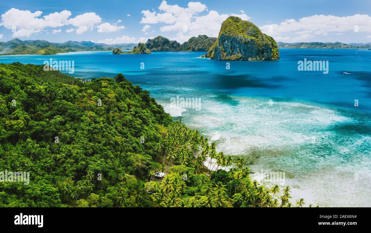 El Nido, PALAWAN FILIPPINE. Panoramica vista aerea di esotico Pinagbuyutan isola, mare blu lagoon e palme. Sud-est asiatico Bacuit Foto Stock