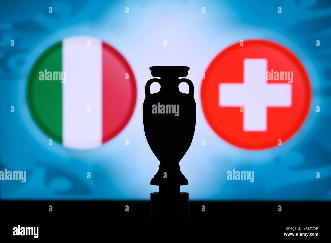 Italia / Svizzera, Euro bandiere nazionali e trofeo di calcio silhouette. Sfondo per la partita di calcio, gruppo A, Roma, 17. Giugno 2020 Foto Stock