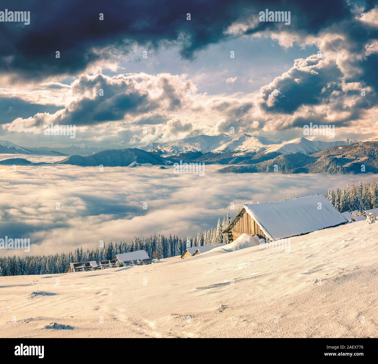 Sunny scena invernale nelle nebbiose montagne. Villaggio abbandonato nelle montagne dei Carpazi. Foto Stock