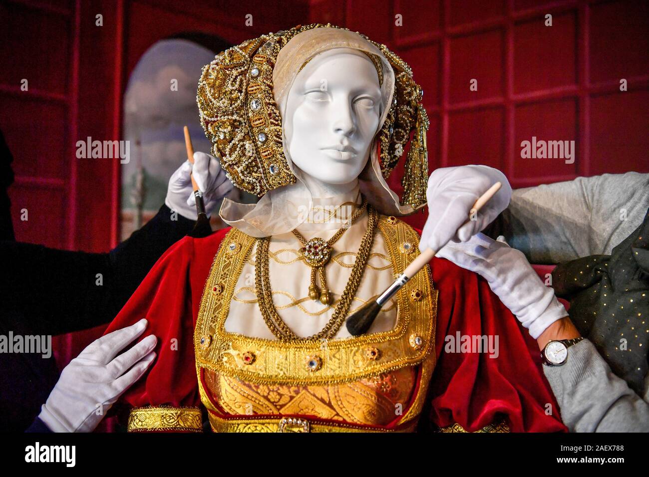 Una vita mannequin dimensione di Anne of Cleves, la quarta moglie del Re Enrico VIII, è delicatamente spazzolato e pulito come parte della pulizia e manutenzione delle mostre al Castello di Sudeley in Winchcombe, nel Gloucestershire. Katherine Parr, l'ultimo superstite e moglie di Re Enrico VIII, è vissuto, è morto e sepolto all'interno del parco del castello. Foto Stock